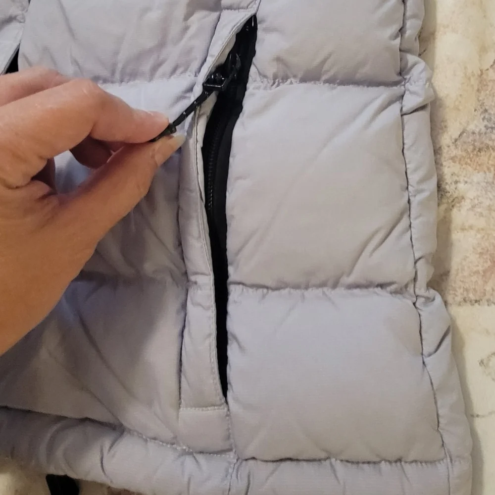 Spyder 700 fill power down puffer vest with zipper velcro closure and 2 pockets - Picture 6 of 9